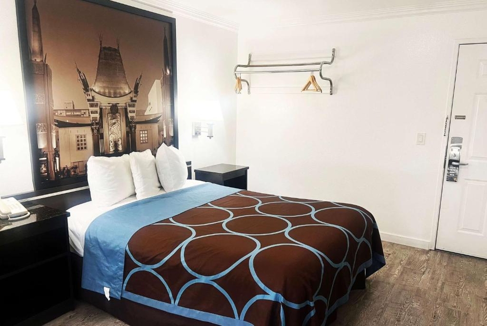 1 King Bed, Non-Smoking